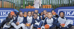 Esempio di sostenibilità globale: Un orto scolastico arricchisce il menu dei bambini.